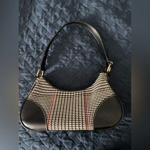 Chaps Purse. Black/Cream houndstooth w/ brown & red accent line. Black Leather.